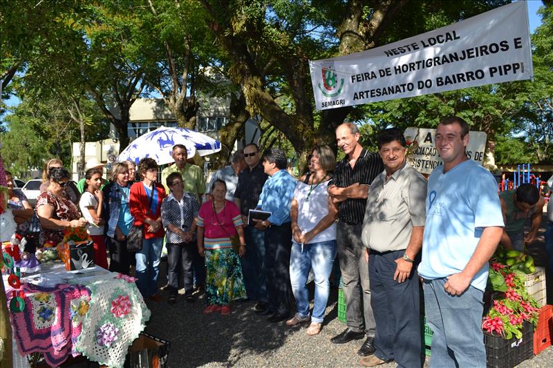 Inaugurada feira no bairro Pippi